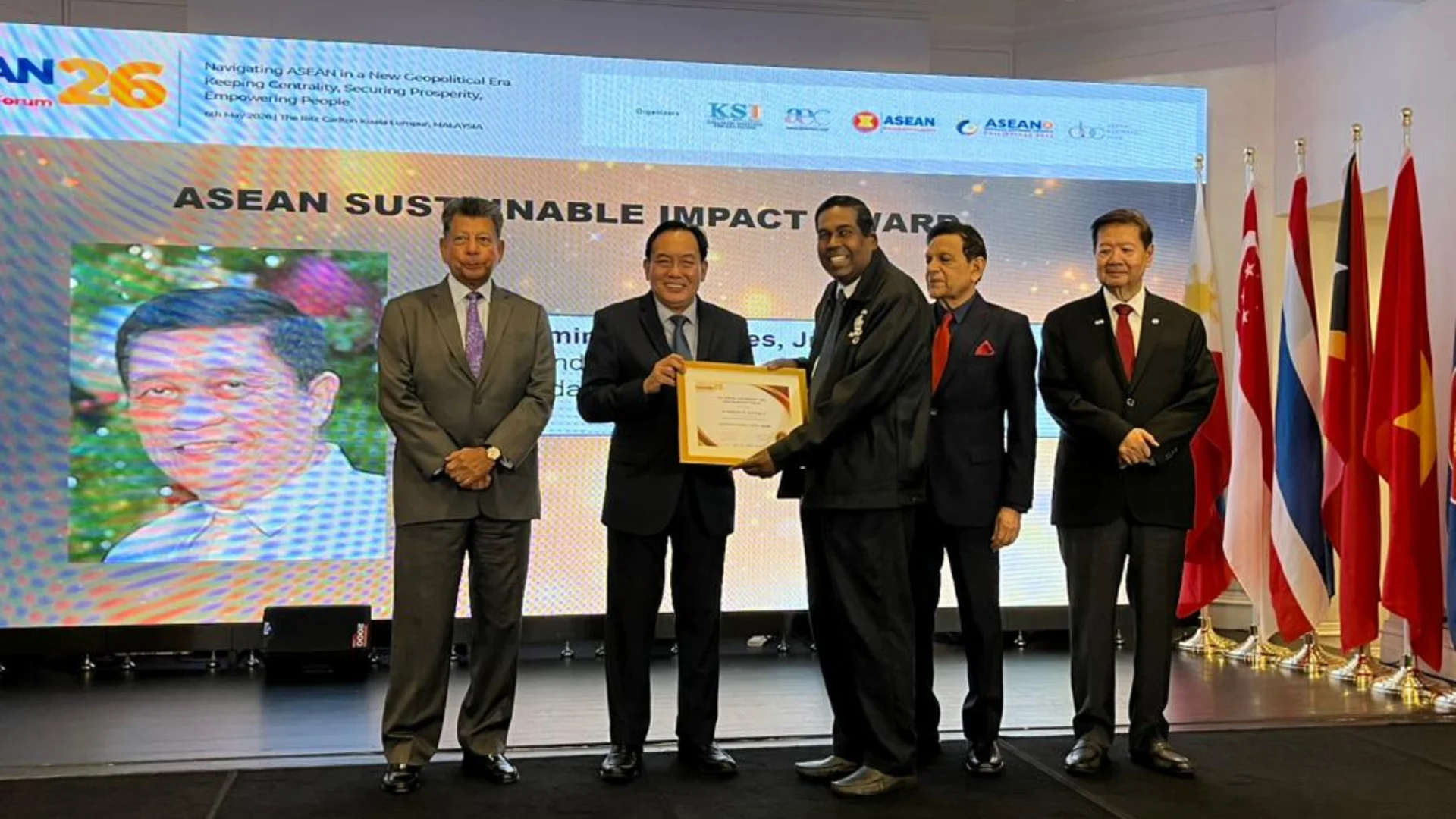 ASEAN Leadership Award to Dr Ben from KSI IMG
